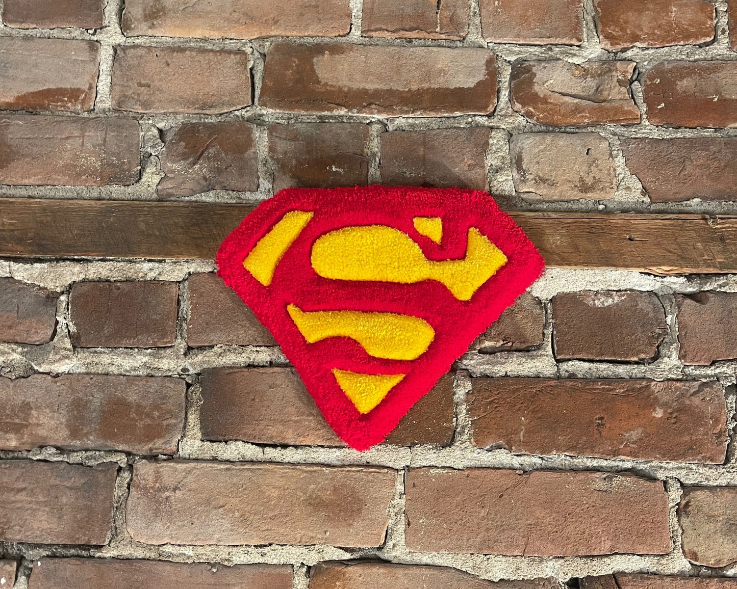 Création décorative murale symbolisant le logo du super-héros Superman.