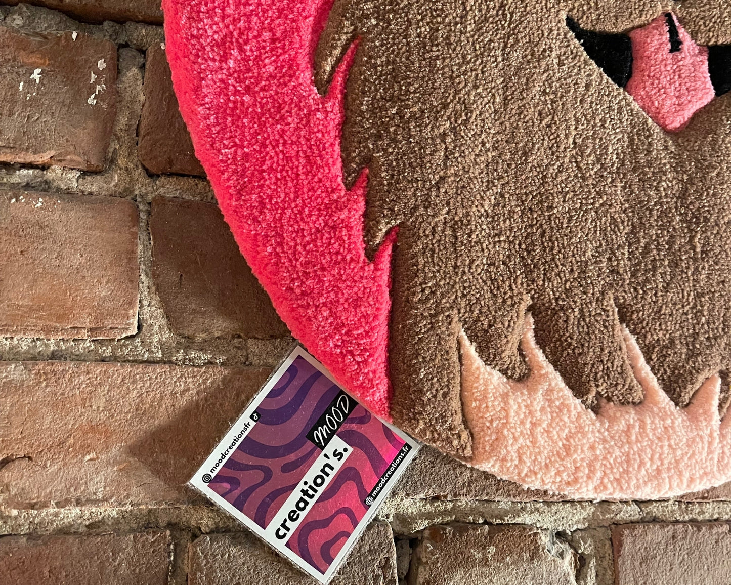 Vu de près d'un tapis mural qui symbolise le portrait d'un chien.