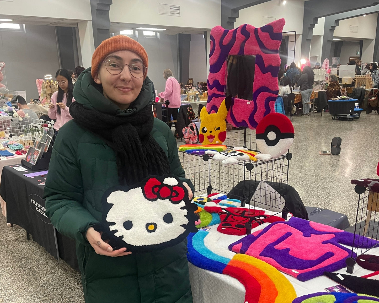 Tapis décoratif fait à la main qui reprend le design de Hello Kitty.