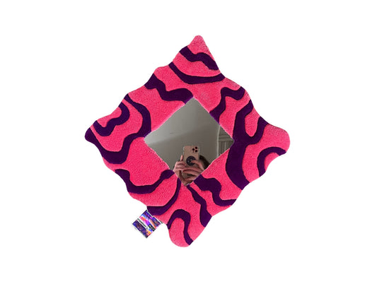 Tapis design ondulé rose et violet avec jeu de reflets et formes abstraites.