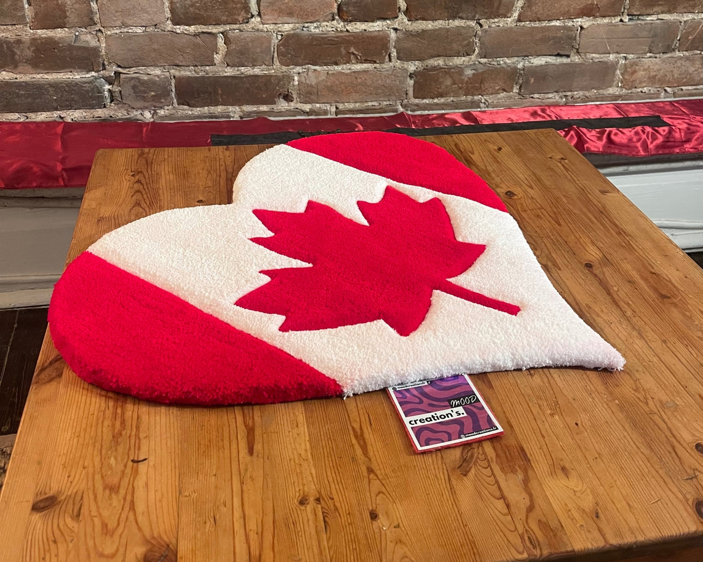 Offrez-vous une création artisanale qui célèbre votre attachement à un pays cher à votre cœur comme ce tapis en photo.