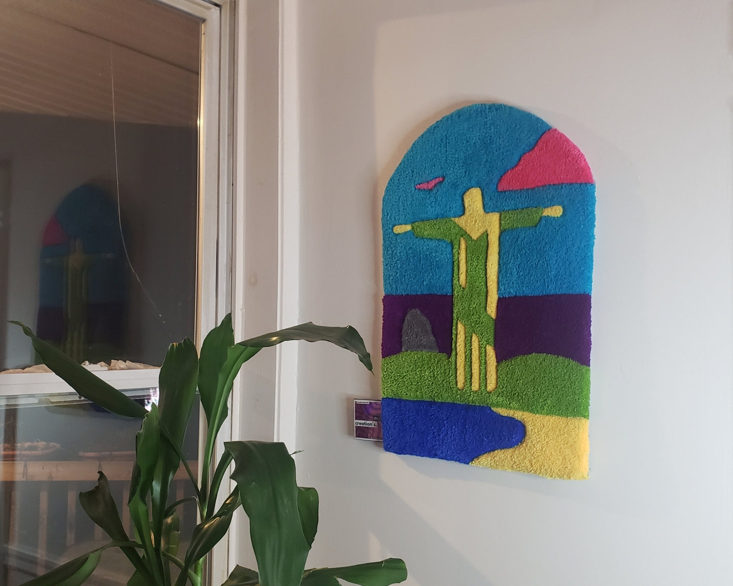 Design textile contemporain autour d’une figure emblématique : le Christ de Rio en version colorée.