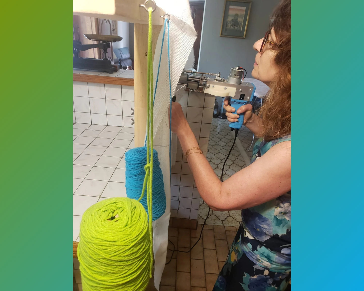 Une dame réalise son tapis tufté lors d'une initiation tufting supervisé par Mood Creations.