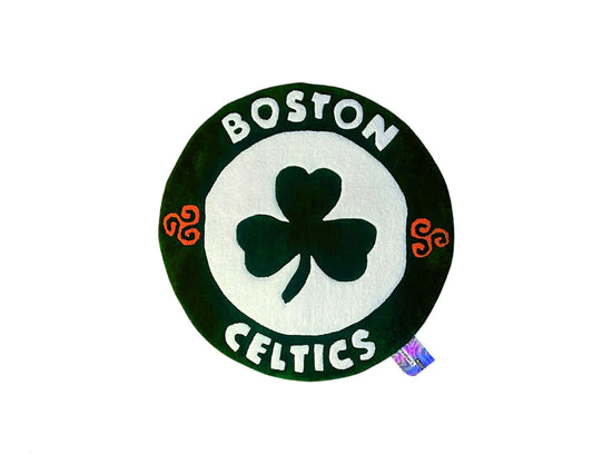 Tapis mural représentant le logo revisité de l'équipe de basket américaine des Bostons Celtics entouré de deux symboles celtiques Triskele, réalisé à la main avec les couleurs du drapeau irlandais.