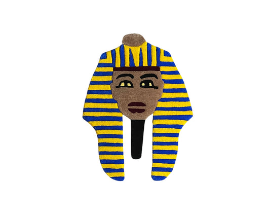 Tapis mural pharaon fait main. Hommage à l'Égypte antique dans une œuvre tuftée, mêlant symbolisme ancestral et modernité artisanale.