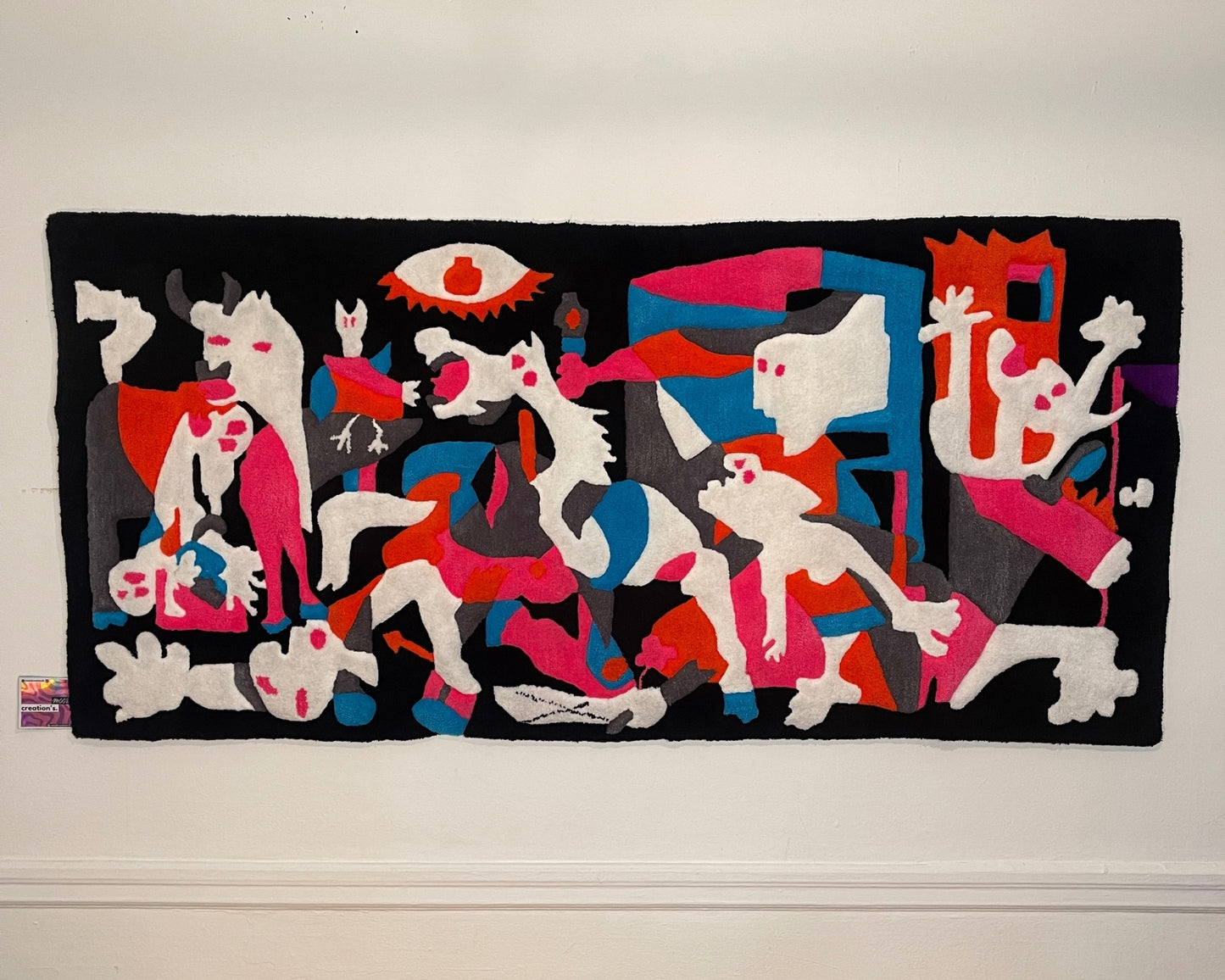 Tapis décoratif contemporain engagé. Pièce unique inspirée de Guernica, mêlant artisanat moderne et message universel contre la violence.