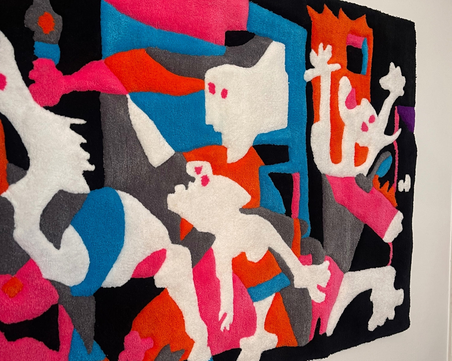 Tapis en laine aux couleurs éclatantes. Jeu de formes et de textures dans une œuvre murale qui redonne vie à un tableau iconique avec audace.