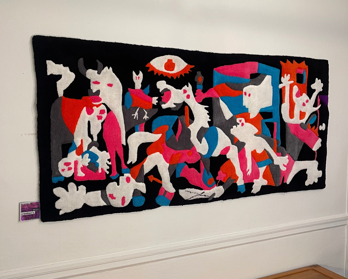 Une création poignante qui réinvente l’héritage de Guernica en y intégrant modernité et émotion. Tapis mural tufté à la main par Mood Creations.