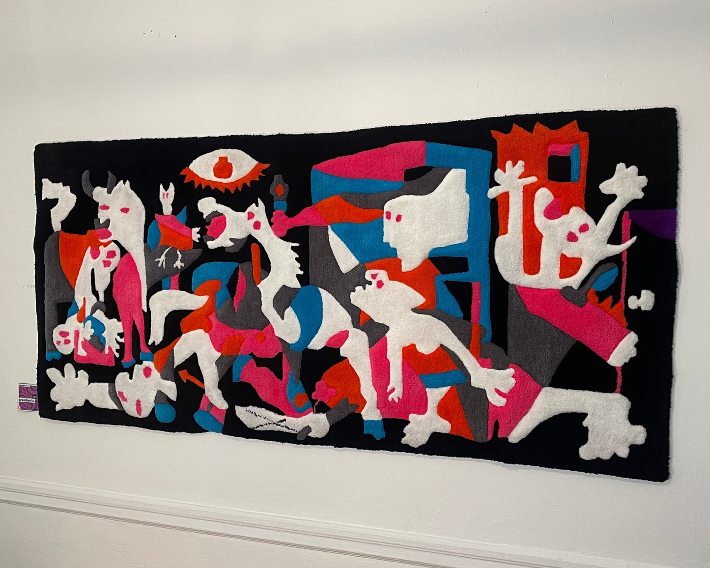 Création textile inspirée de Picasso. Ce tapis artisanal revisite Guernica à travers un prisme contemporain et coloré, chargé de symboles.