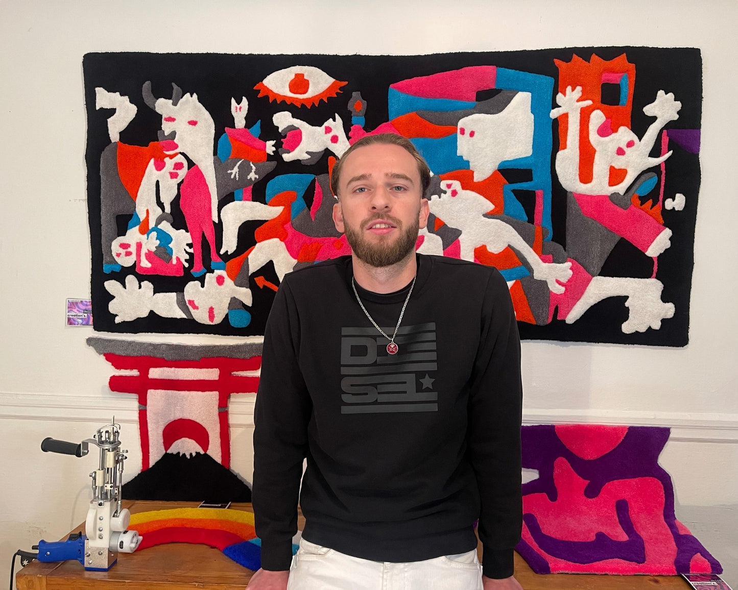 Art mural moderne en laine acrylique. Un tapis unique de 40 heures de travail, alliant message fort et esthétique contemporaine.