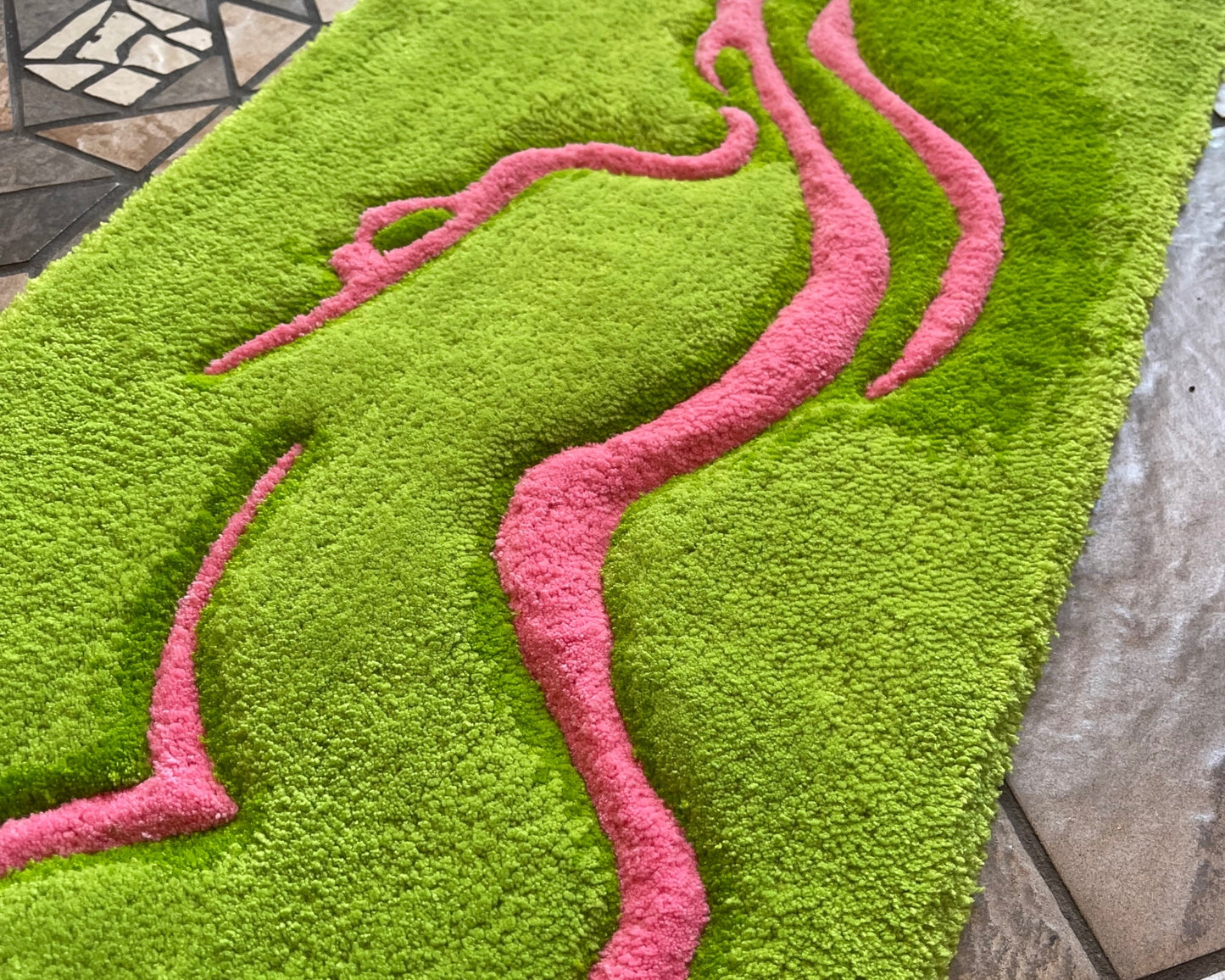 Tapis mural artistique représentant Gaïa, la Terre-Mère, entre art contemporain et spiritualité.