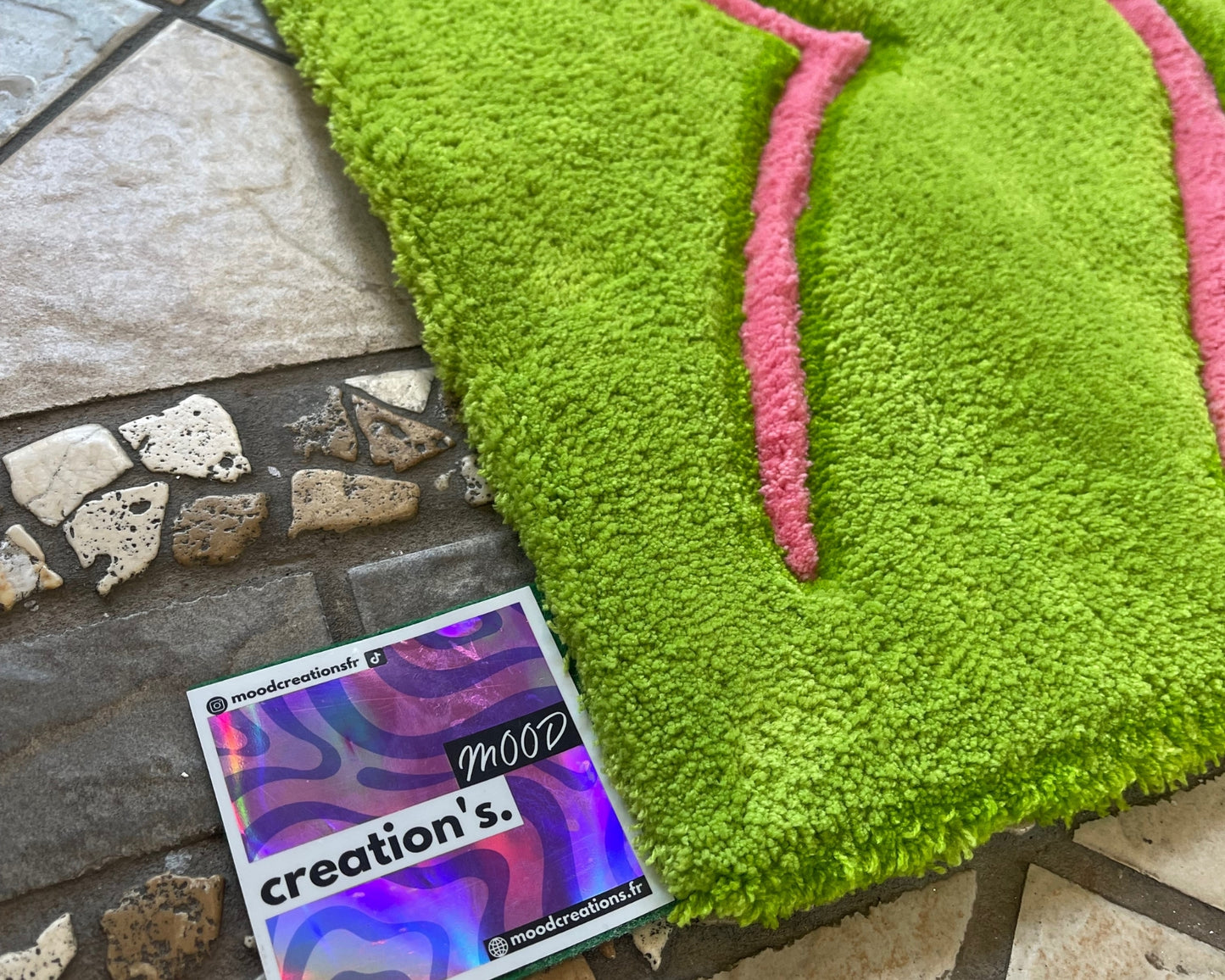 Tapis décoratif unique mettant en lumière l’union entre le corps féminin et les éléments naturels.