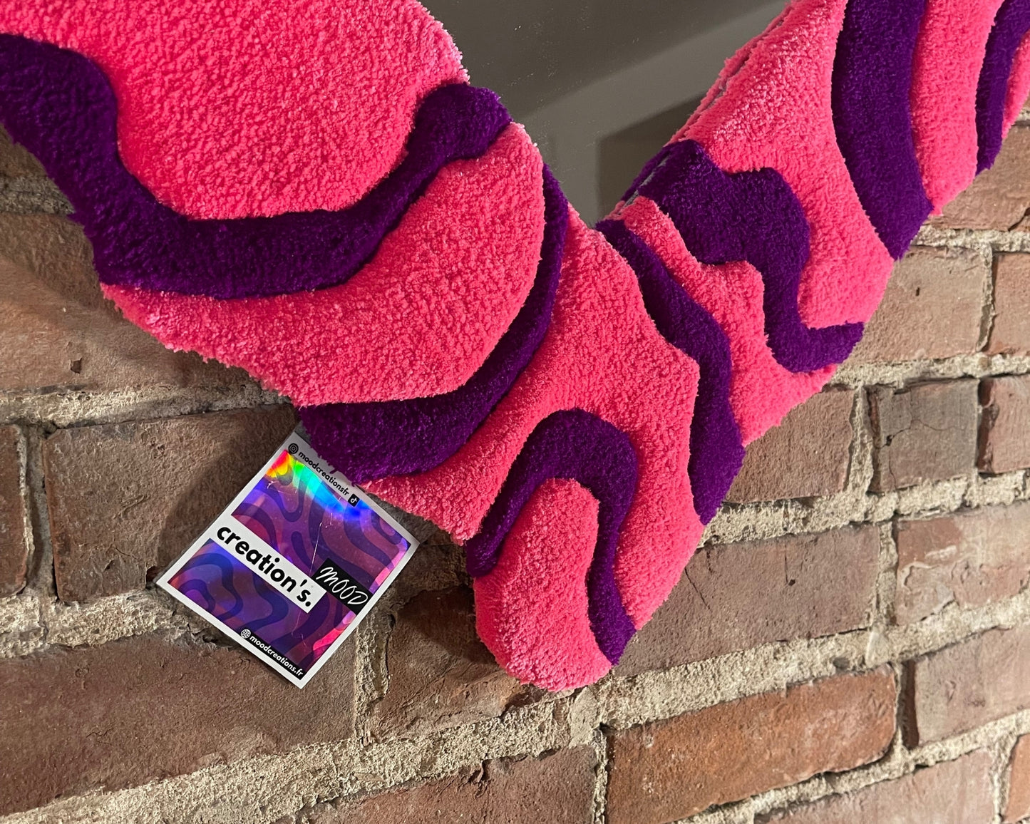 Détail de la texture tuftée du tapis miroir, réalisé artisanalement par Mood Creations.