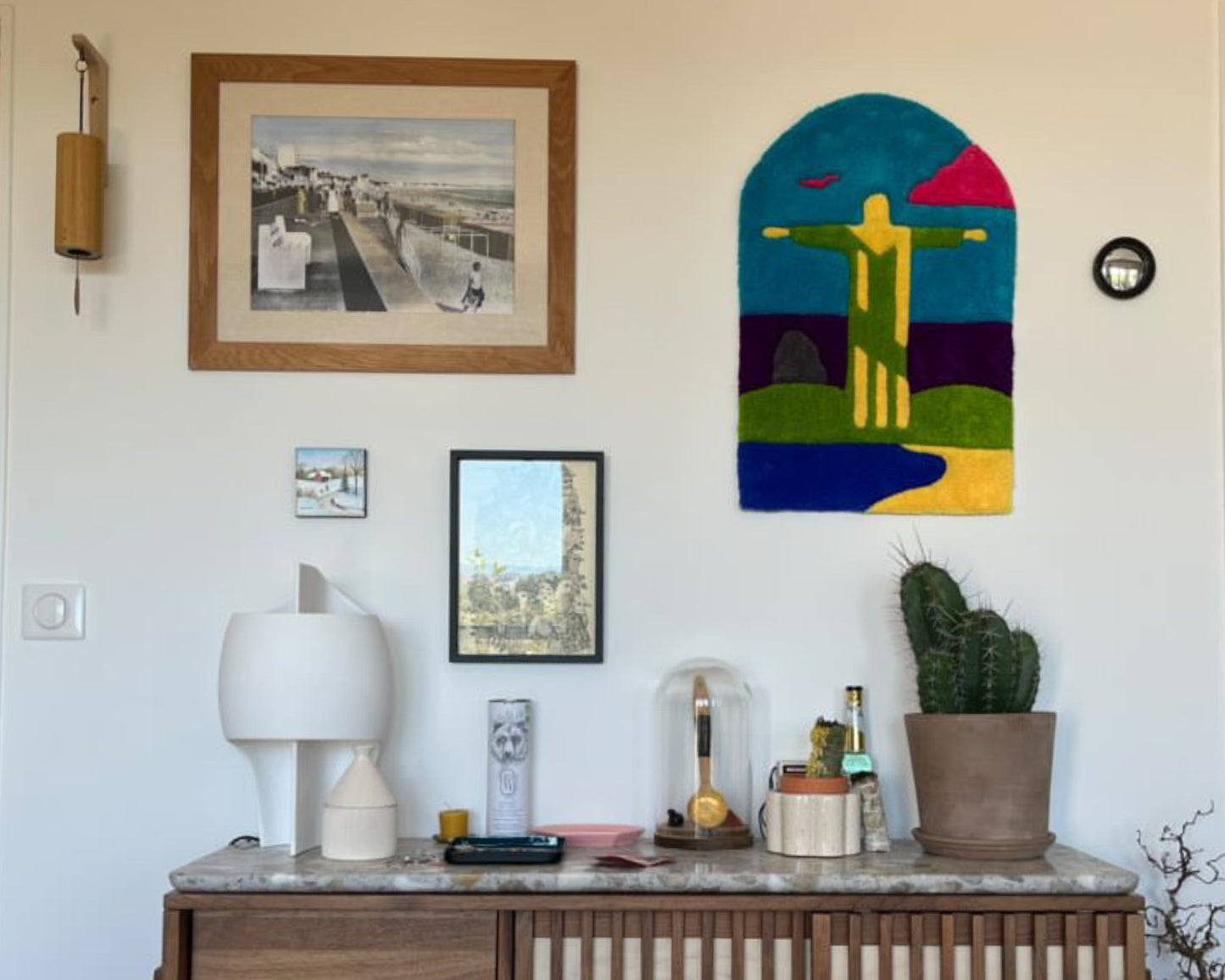 Tapis unique qui mêle art sacré et énergie brésilienne dans une composition pleine de vie.