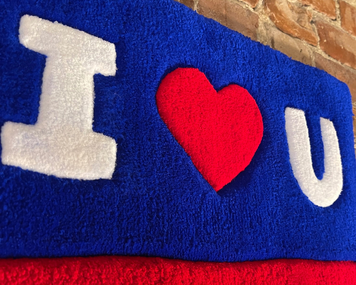 Détail du texte “I love you” en anglais sur fond aux tons patriotiques américains.