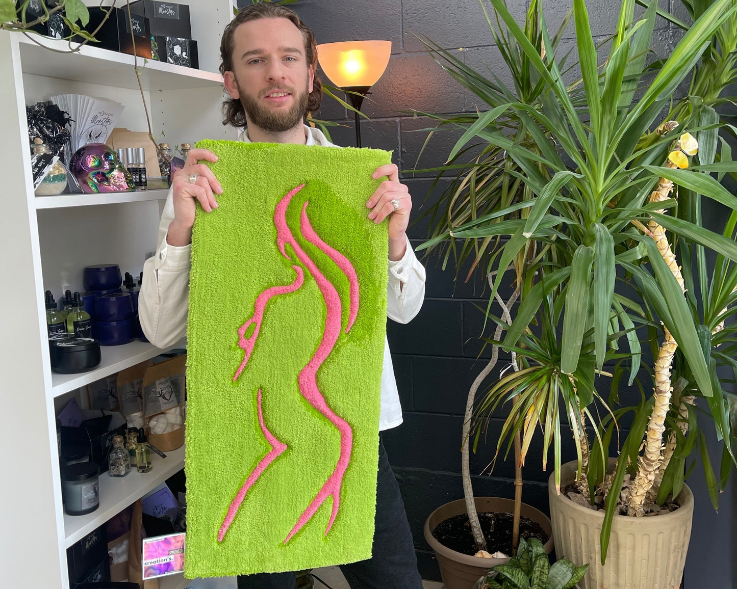 Tapis tufté à la main symbolisant la force et la douceur de la nature féminine.
