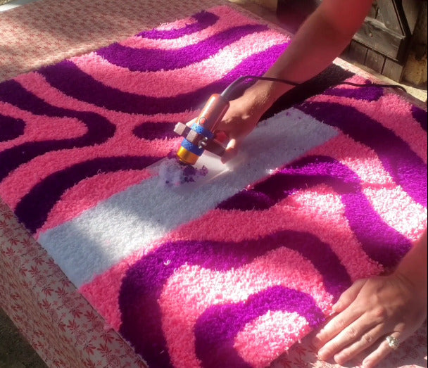 Finitions et rasage de la laine à la tondeuse d'un tapis sur mesure