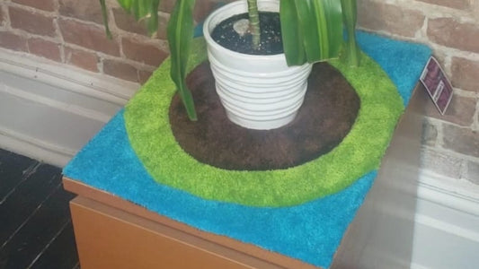 Tapis sur mesure qui habille parfaitement son meuble ainsi qu'un pot de fleur pour intégré un espace de vie idéalement.