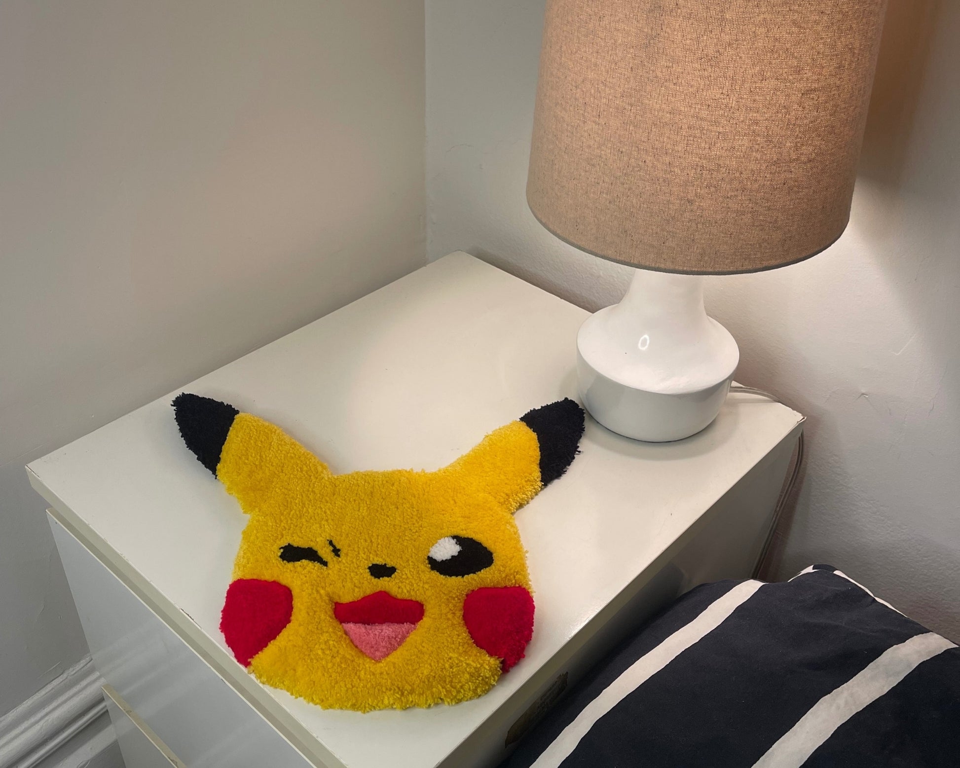 Tapis de chevet tout doux symbolisant Pikachu de l'univers Pokemon