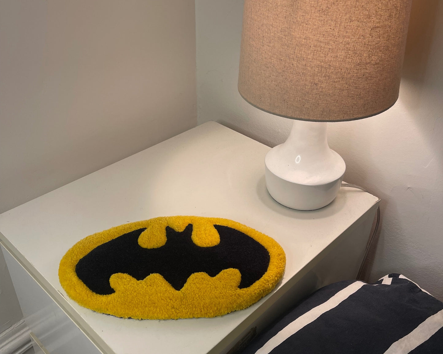 Jolie tapis de chevet qui symbolise le logo de Batman