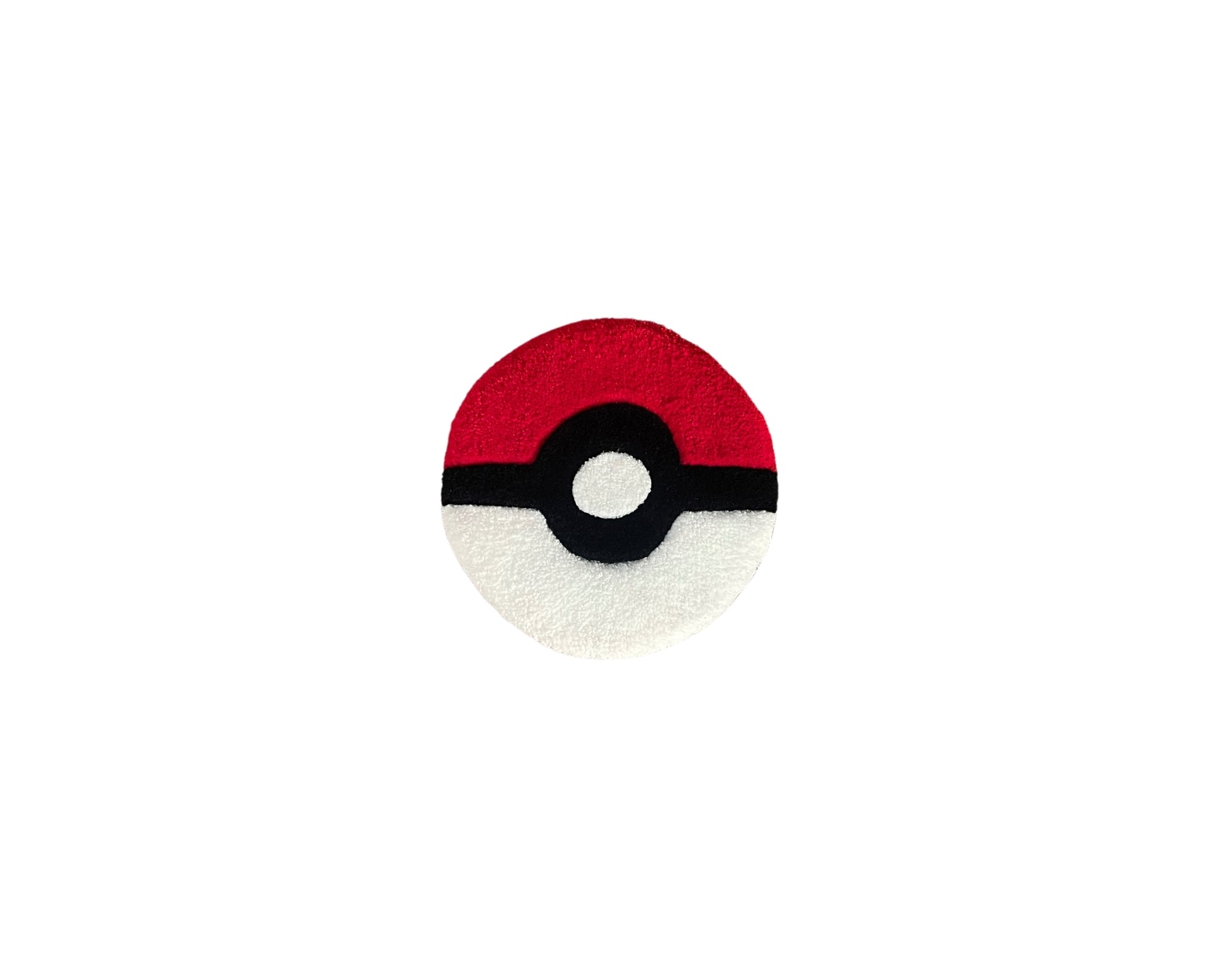 Tapis décoratif fait main avec la technique du tufting symbolisant un pokeball