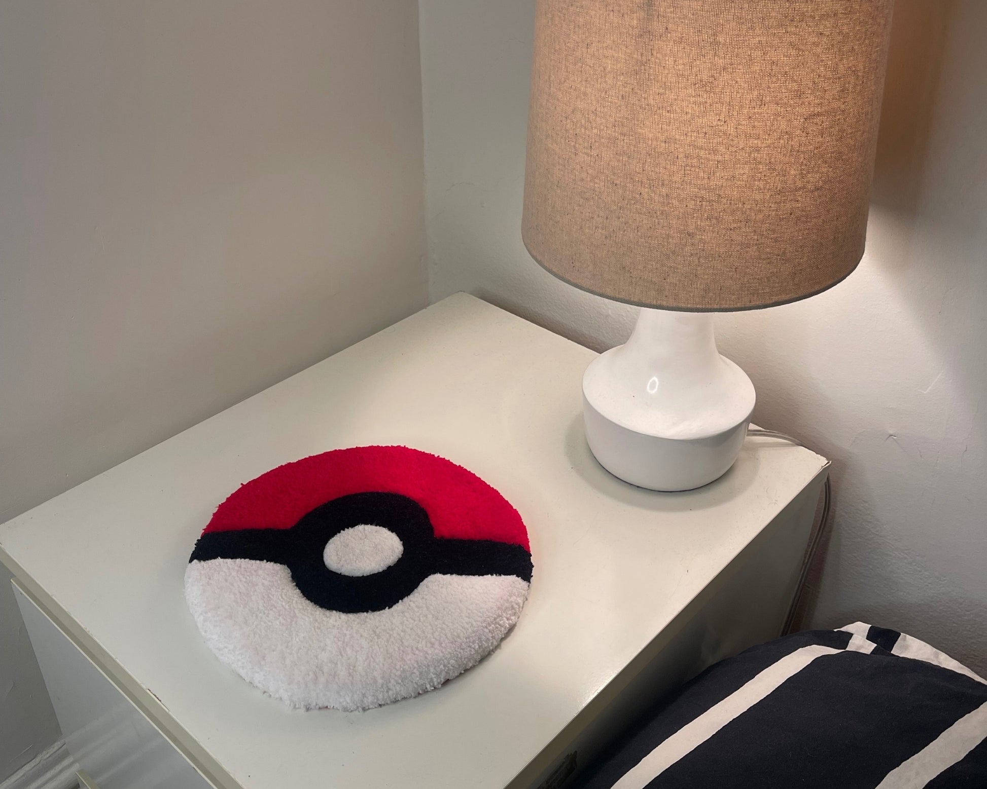 Tapis de chevet à l'effigie de Pokemon qui reprend le design d'un pokeball