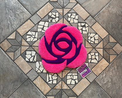 Tapis personnalisé aux couleurs rose et violette inspiré d'une rose abstraite