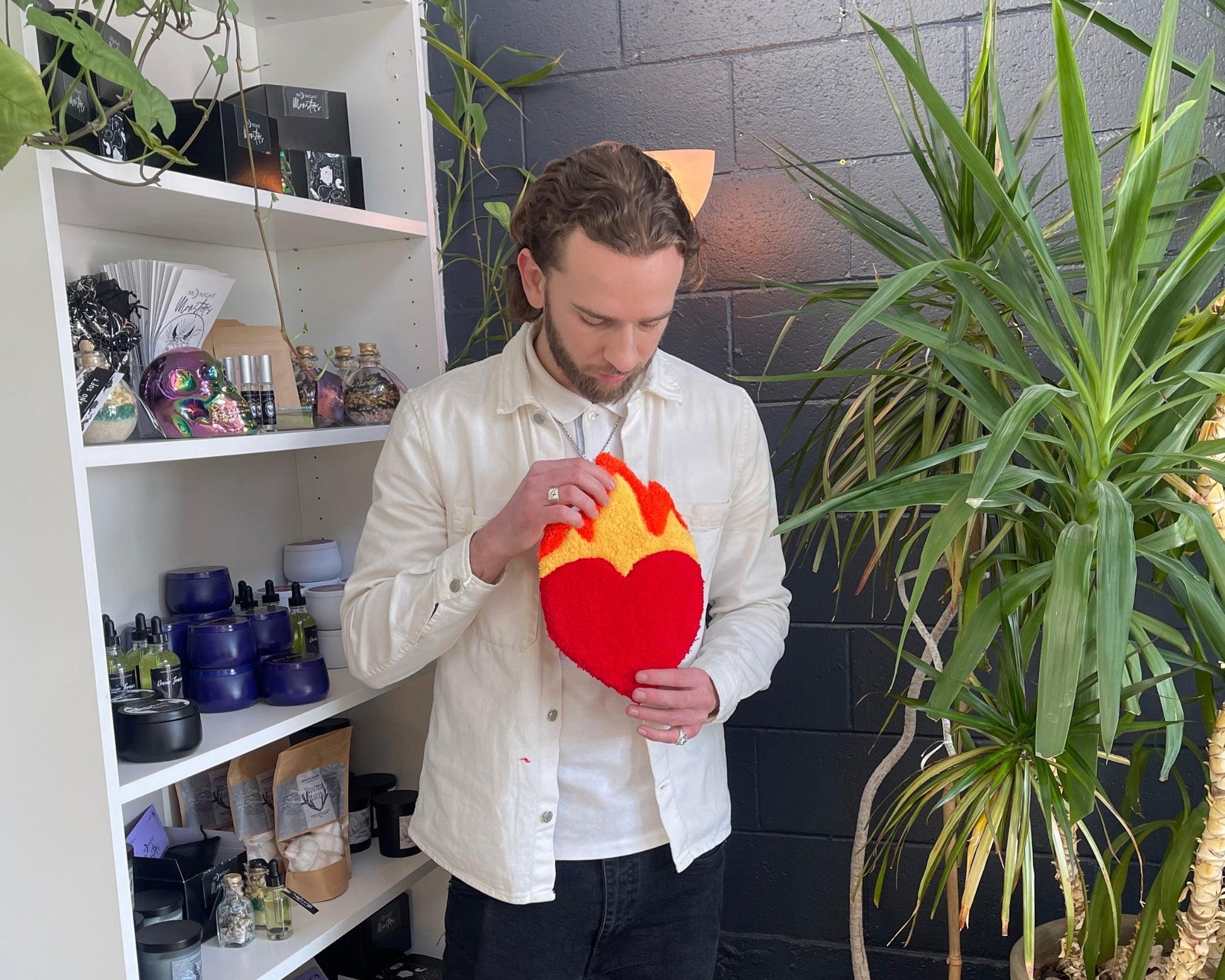 L'artisan de Mood Creation's tient un tapis symbolisant un cœur en flamme dans ses mains