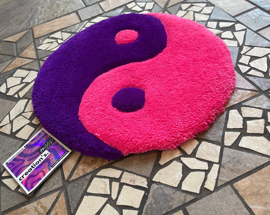 Redécouvrez le Yin & Yang dans une version audacieuse aux teintes vibrantes de rose et violet, fait main avec amour