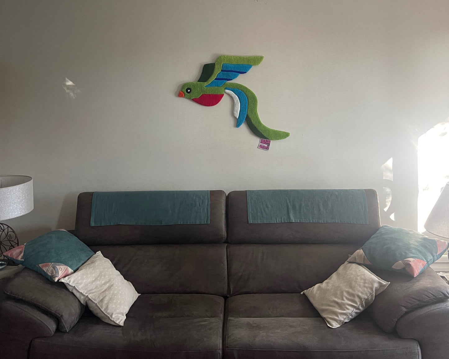 Tapis mural Quetzal tufté main, symbole de liberté et touche colorée pour votre intérieur.