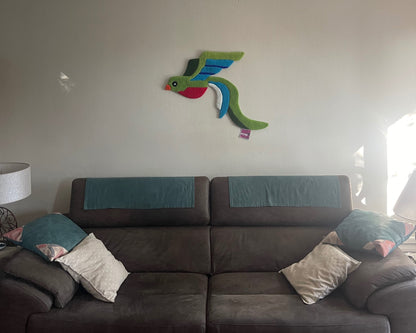 Tapis mural Quetzal tufté main, symbole de liberté et touche colorée pour votre intérieur.