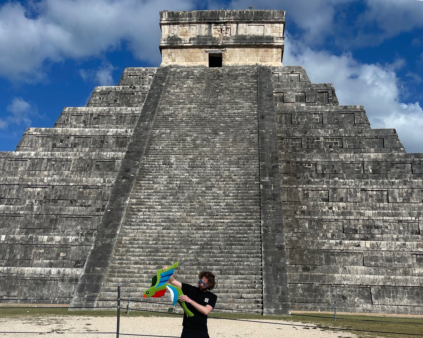 Quetzal au pied de Chichén Itzá, le tapis voyage et s’imprègne d’histoire.