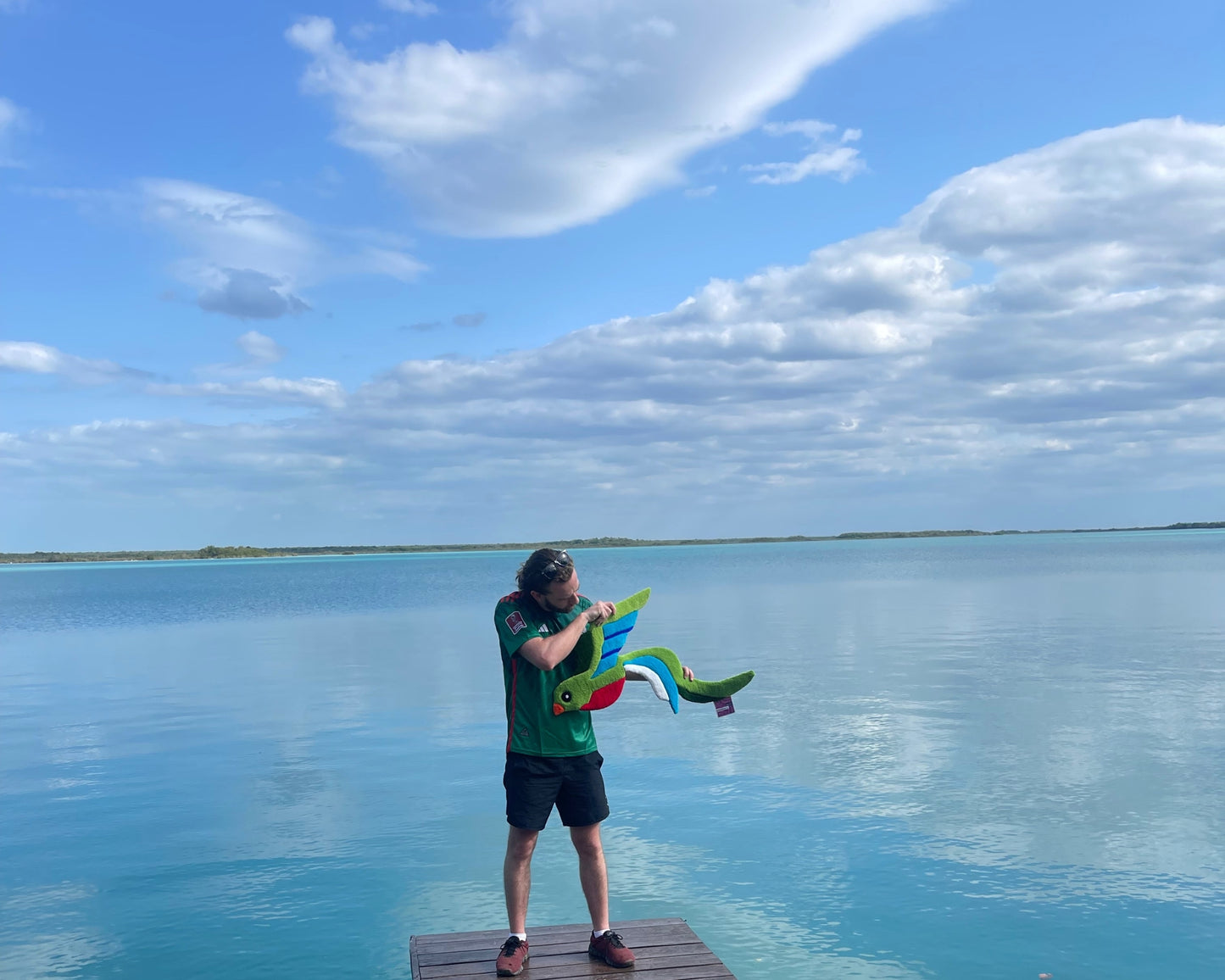 Quetzal au Cenote Azul de Bacalar, contraste entre nature et création tuftée main.