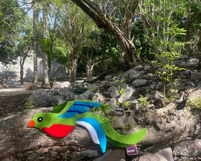 Quetzal, tapis mural unique fait main en immersion créative lors d’un voyage au Mexique.