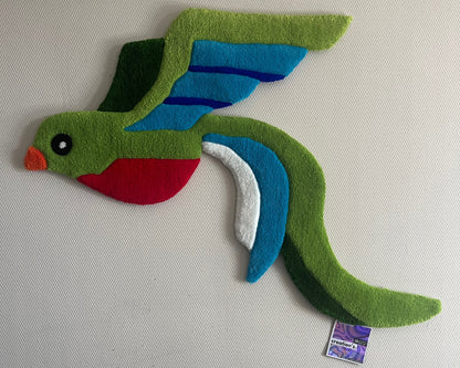 Œuvre textile unique inspirée du quetzal, tufting artisanal et design engagé.