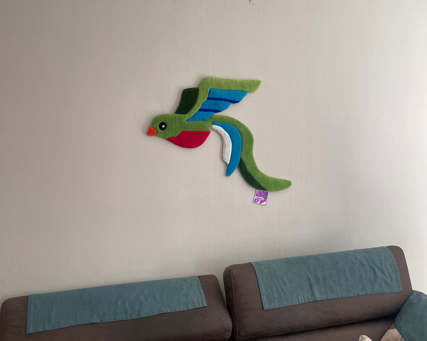 Tapis décoratif fait main, couleurs vives, message de liberté et finition prêt à accrocher.