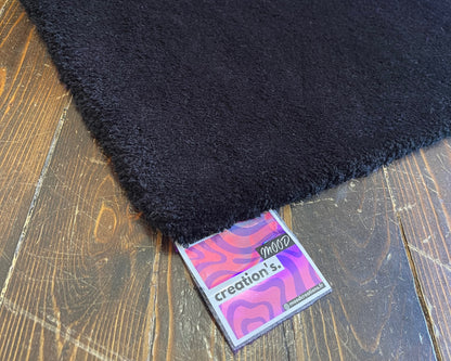 Orpheus, tapis sur mesure tufté main, une pièce unique née de 20h de travail minutieux, parfaite pour habiller vos murs ou votre salon.