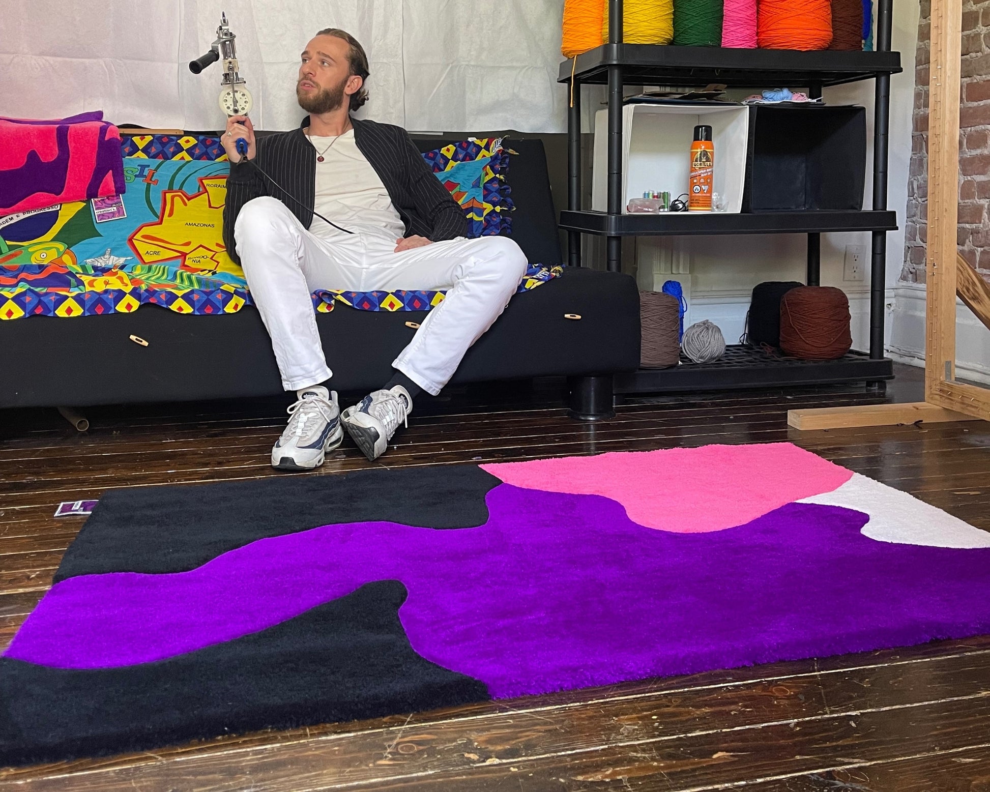 Tapis mural tufté main, une création unique qui allie équilibre, couleurs vibrantes et intensité visuelle.