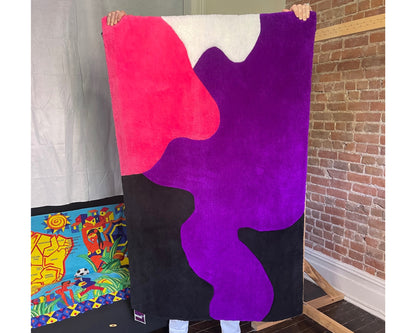 Tapis de salon fait main, une pièce unique aux proportions harmonieuses (145x90cm), livrée avec certificat d’authenticité.