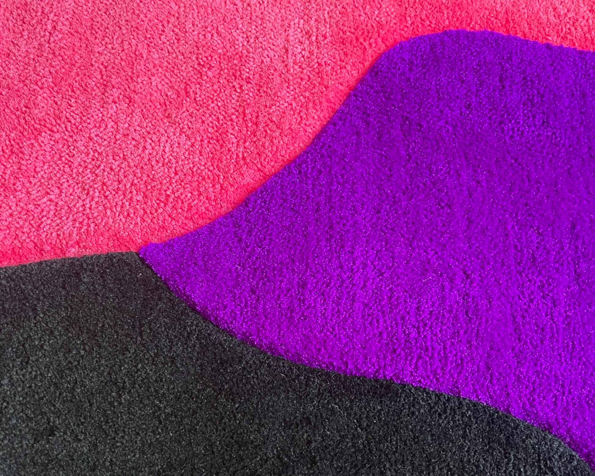Vue de près d'un grand tapis de salon tufté à la main par Mood Creations aux couleurs vibrantes.