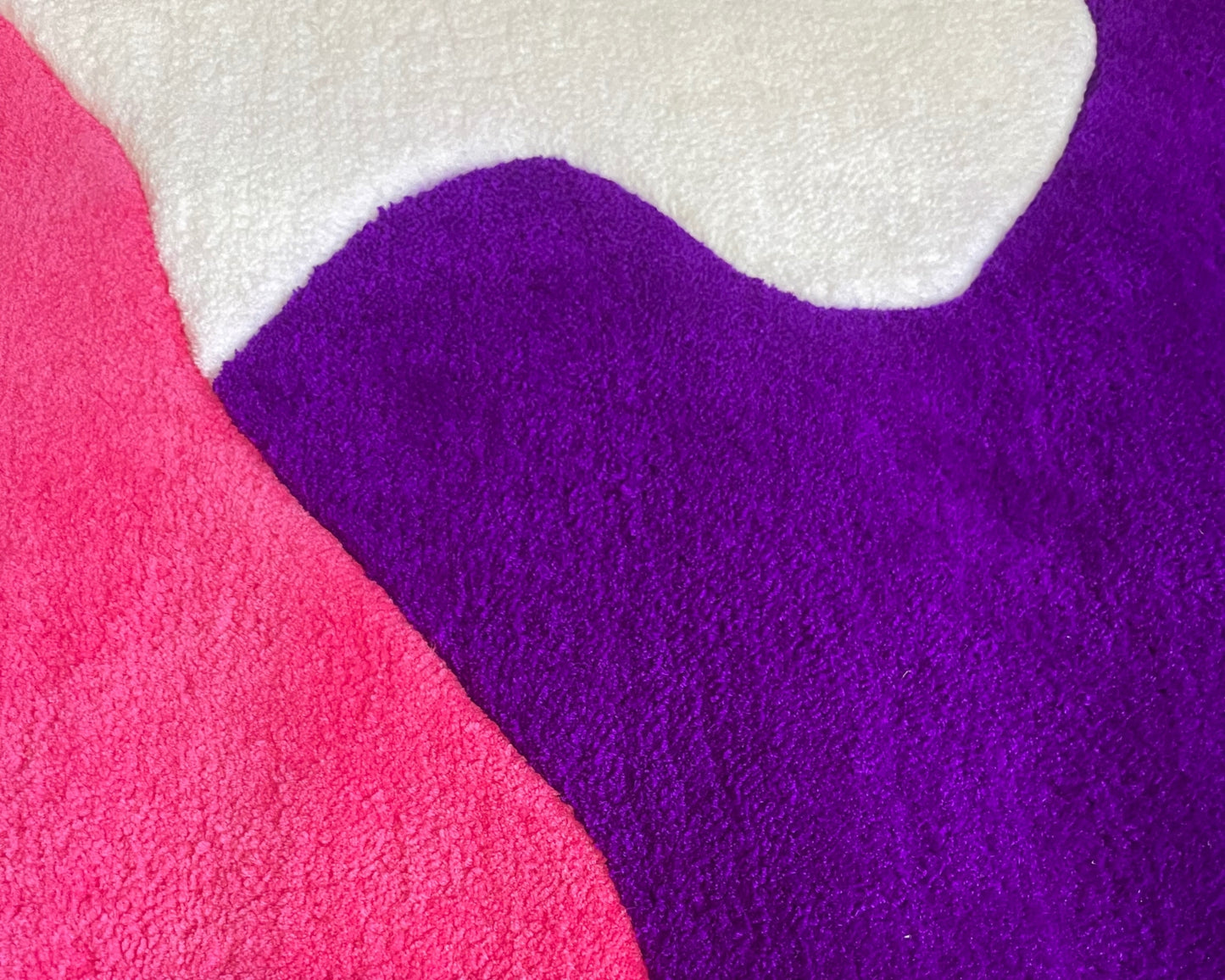 Tapis mural Orpheus : une œuvre artisanale qui capte l’espace par son énergie visuelle et son design imposant.