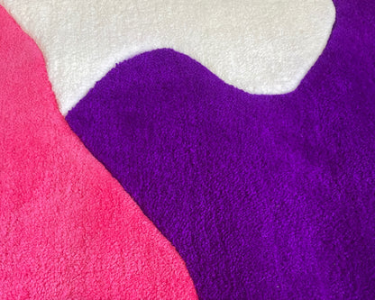 Tapis mural Orpheus : une œuvre artisanale qui capte l’espace par son énergie visuelle et son design imposant.