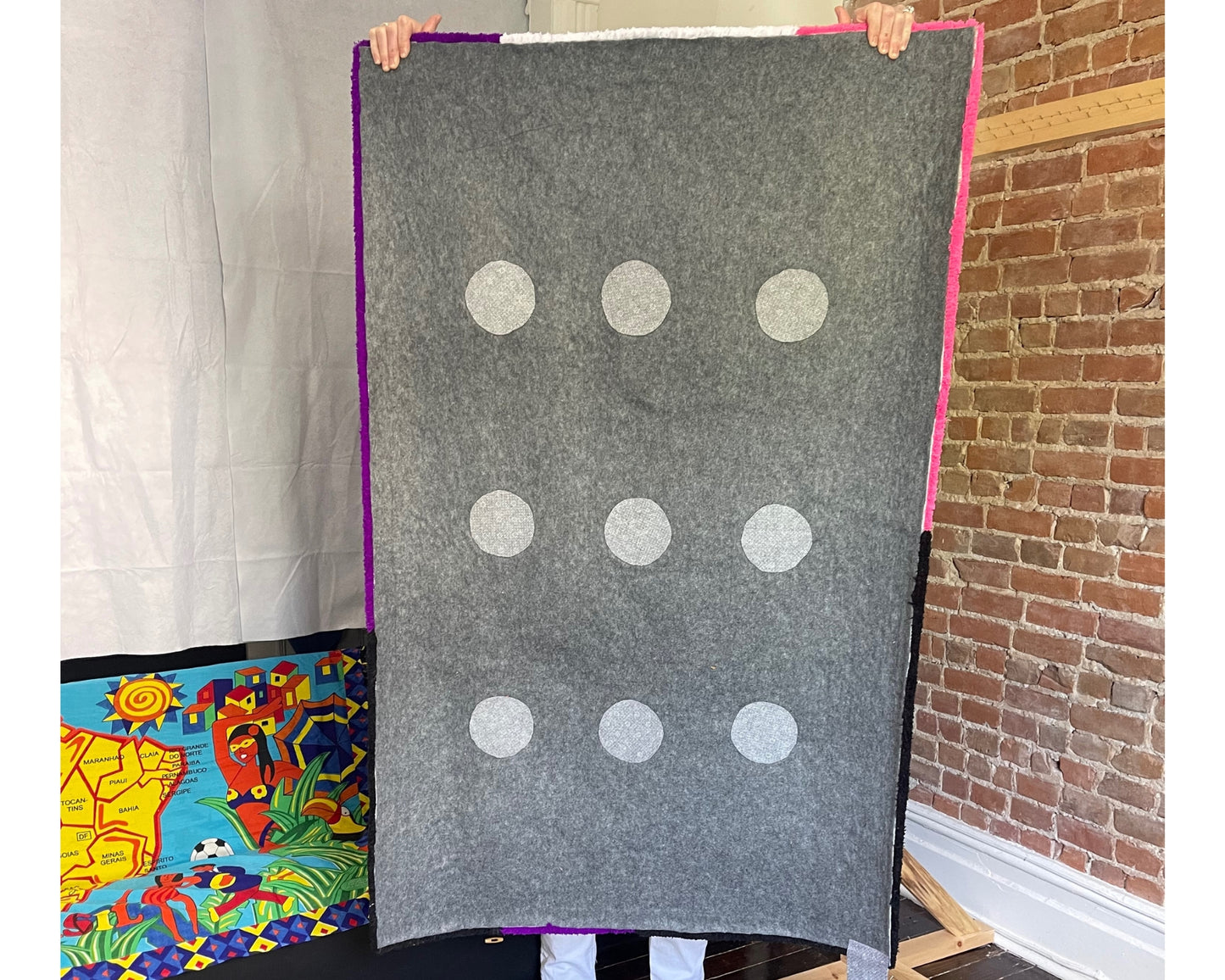 Vue de dos d'un grand tapis de salon personnalisé aux couleurs signatures de Mood Creations.