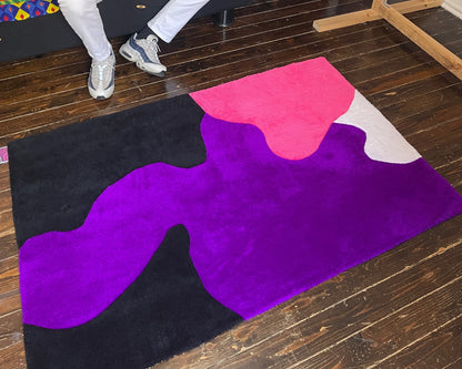 Œuvre textile artisanale, réalisée en 20h de tufting minutieux. Un tapis mural qui transforme vos murs en galerie.