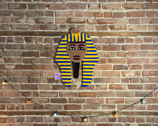 Portrait textile d’un pharaon. Design audacieux aux lignes sacrées : ce tapis mural incarne la puissance et la sagesse de l’ère des pyramides.