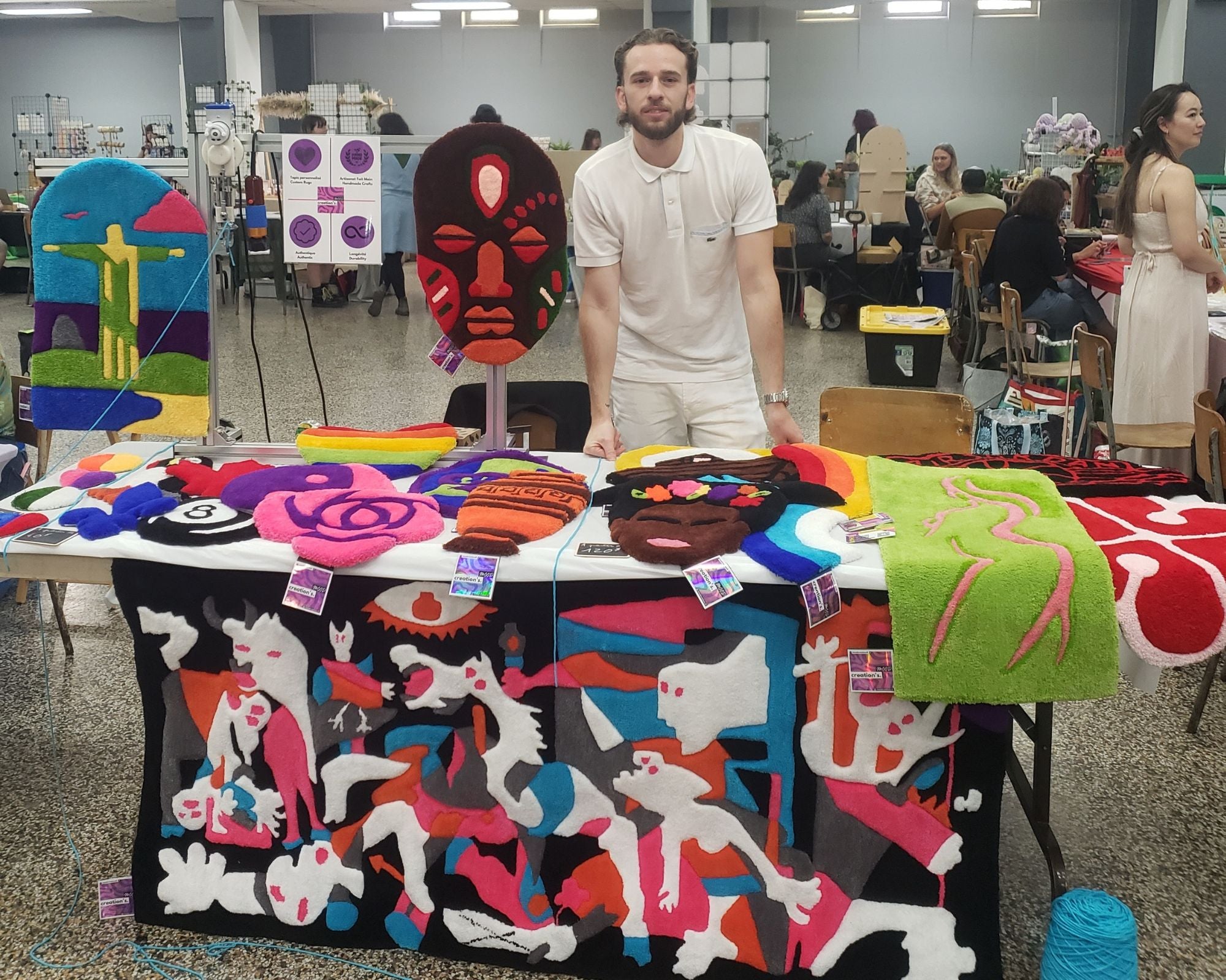 Stand de vente de tapis personnalisés lors d'un marché sur Montréal, Canada.