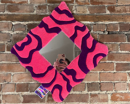 Tapis mural miroir aux courbes rose et violet inspiré du logo Mood Creations.