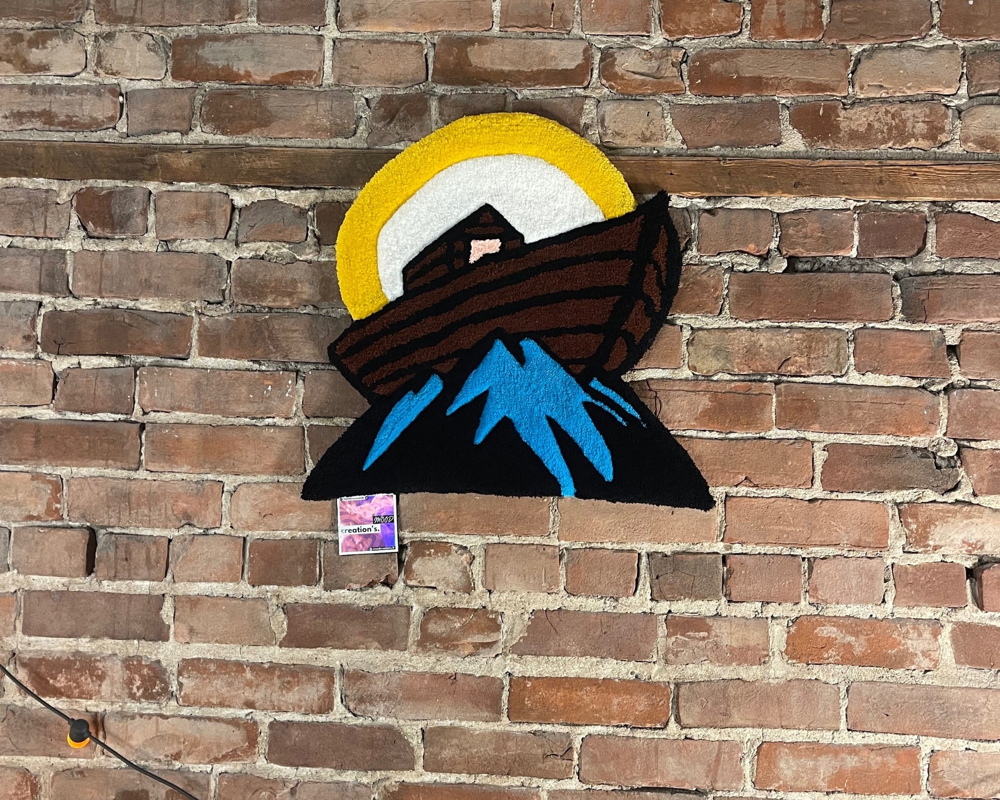 Tapis mural fait main inspiré du récit de Noé, illustrant le renouveau après le déluge.