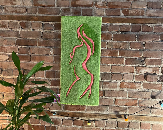 Œuvre textile colorée mêlant rose doux et vert intense pour une ambiance organique et apaisante.