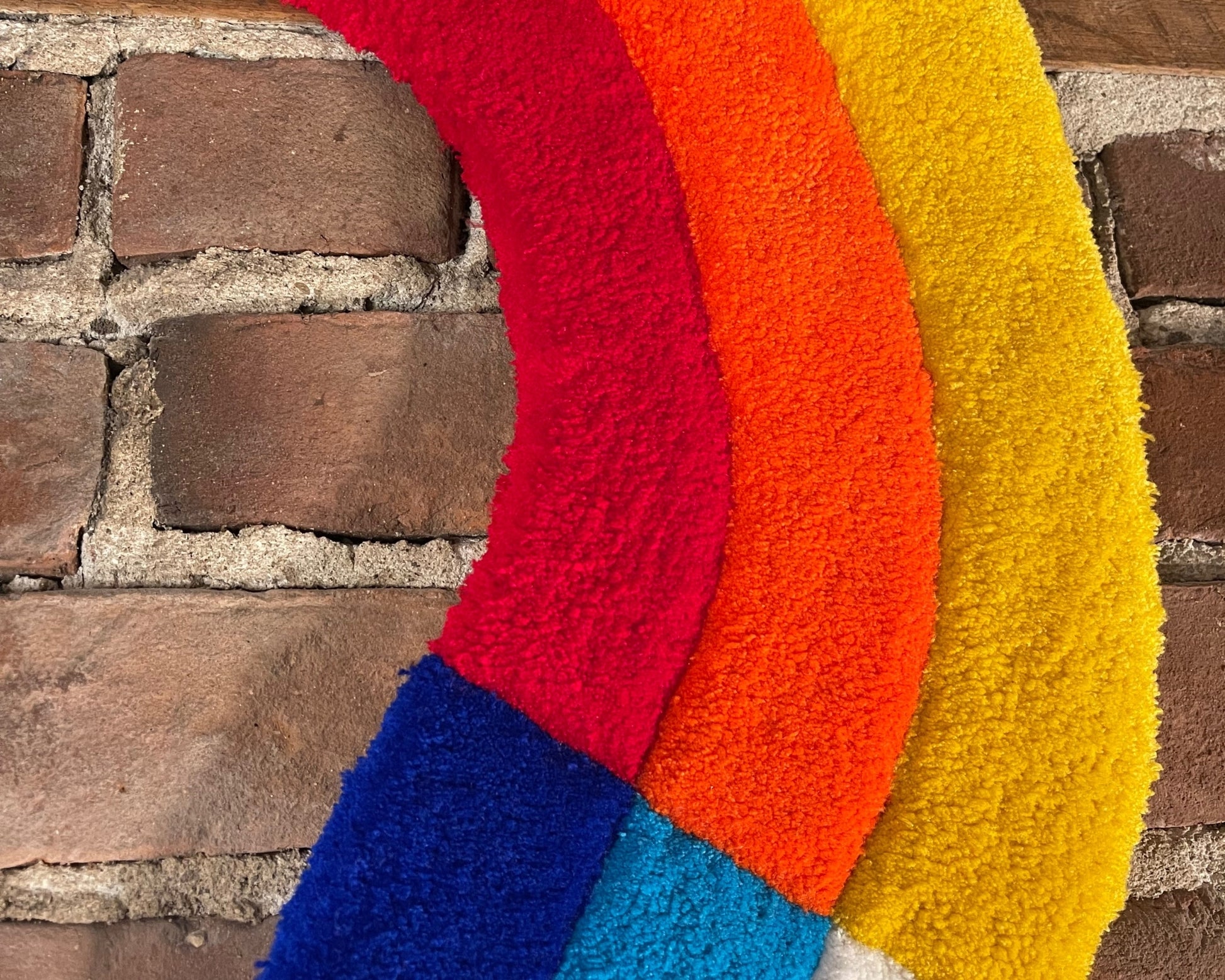 Tapis mural abstrait en forme de vague colorée – pièce décorative originale aux contours libres et artistiques.